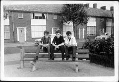 Hangjongeren in de spinnerstraat (1965)